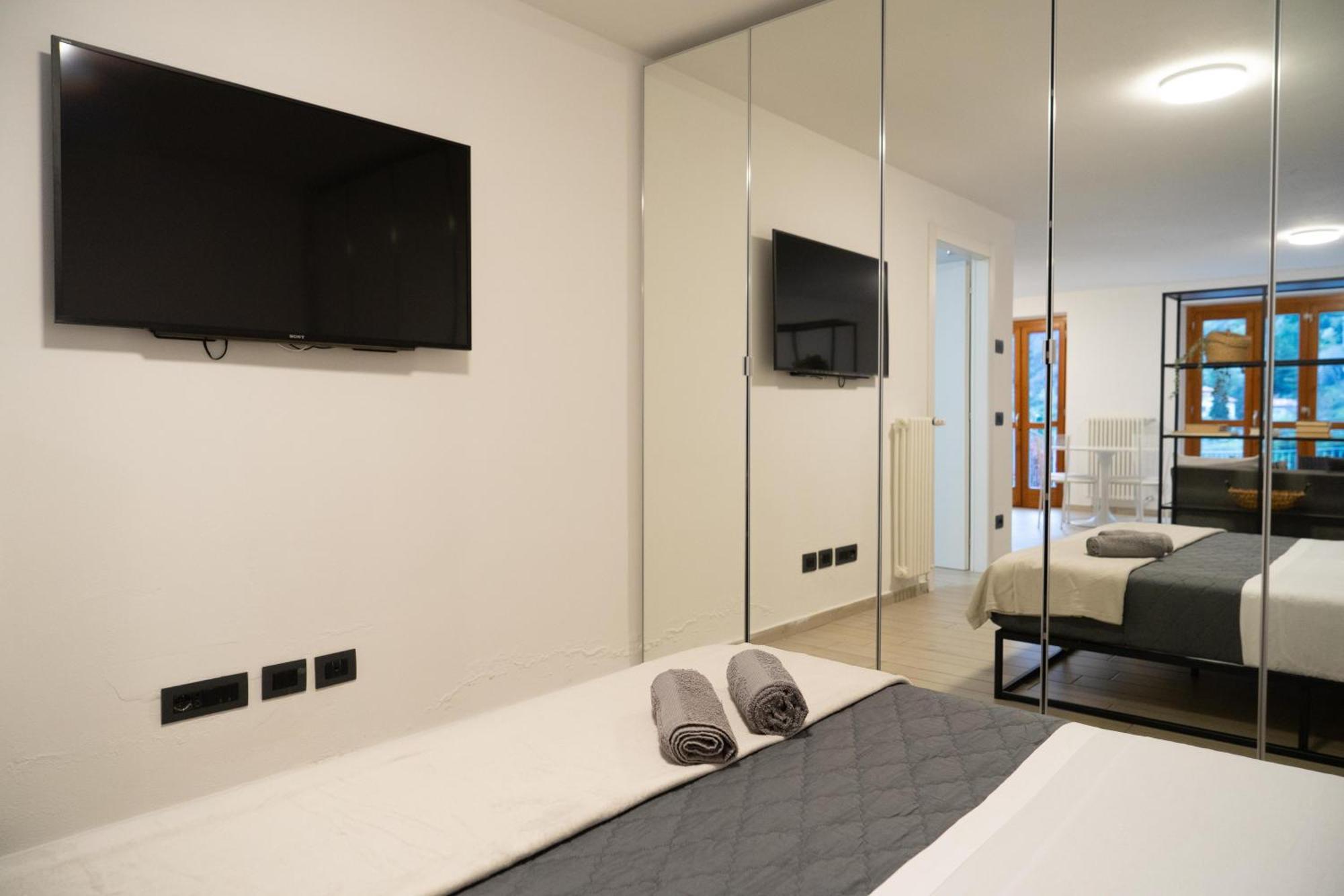 Vista Dolce Isola _ Lakeview Pool, Terrace & Garden Apartment Argegno Phòng bức ảnh